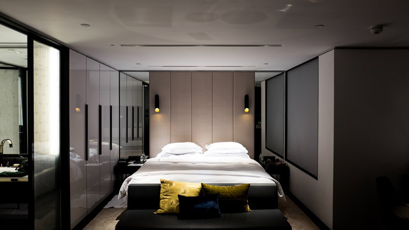 Projetos bed with white bed sheet and pillowcase set